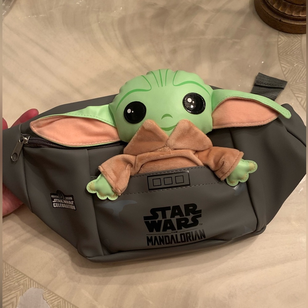 RARE Limited Edition Anaheim Star Wars Celebration Mandalorian Fanny pack grogu